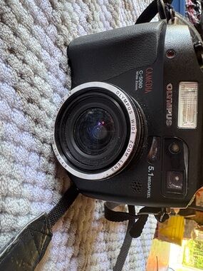 Olympus Camedia C-5060 Wide Zoom Digital Camera in Black